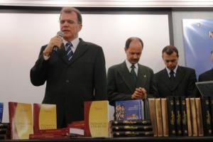 Pastor Geovani Queiroz ora pelo esforço em favor da leitura e prática do ensino da Bilia